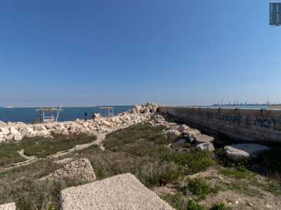 Sul lato mare ecco delinearsi il Molo San Cataldo, che con il suo braccio chiude il Porto in direzione nord...